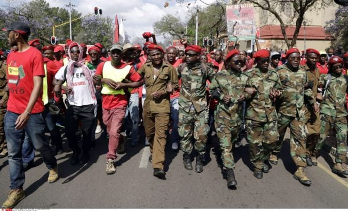 Des membres des Combattants de la Liberté Économique, le parti de gauche sud-africain qui a réagi en novembre 2016 à l’agression raciste perpétrée par deux hommes blancs dans le nord-est du pays, en août de la même année. © Themba Hadebe/AP/SIPA