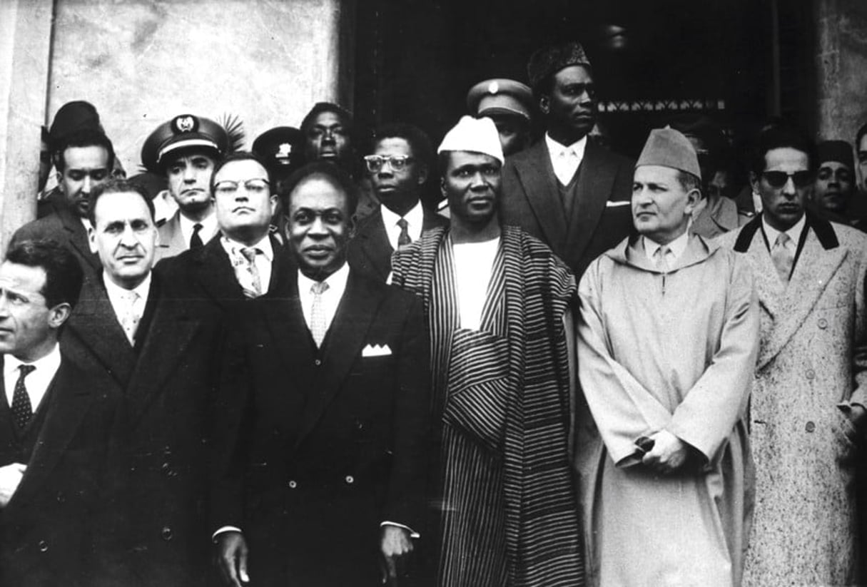 Réunion de chefs d’Etat progressistes lors de la Conférence de Casablanca en 1961. Le Roi du Maroc Mohammed V (2e en partant de la dr), est entouré de gauche à droite par Kwame Nkrumah, président du Ghana, Sékou Touré président de la Guinée, le prince Moulay Abdallah tout à droite, ainsi que Modibo Keïta président du Mali,  au second rang entre Mohammed V et Sékou Touré. © Archives Jeune Afrique