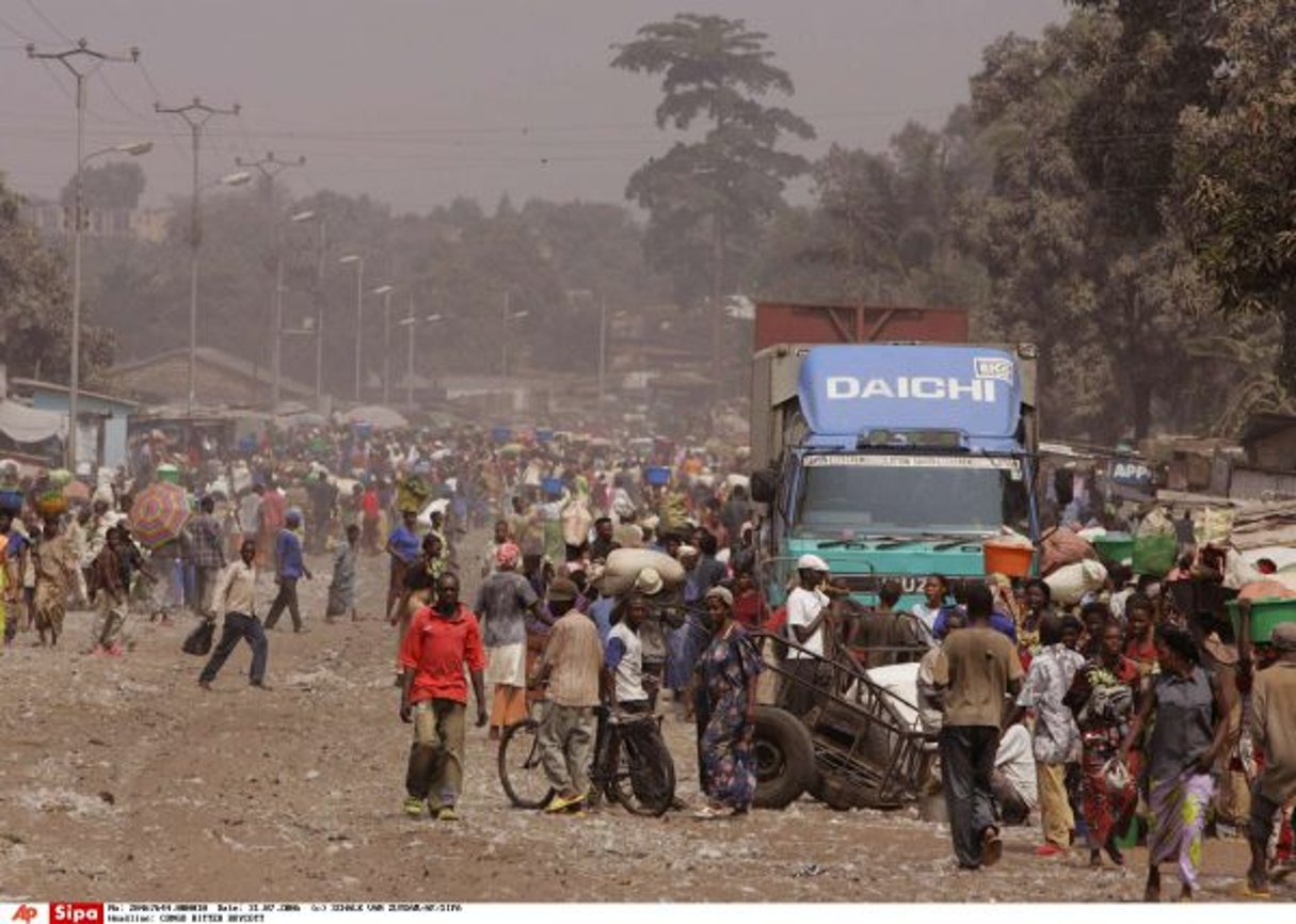 La population de Mbuji Mayi réunie au marché le 31 juillet 2006 en pleine période d’élection, RDC. © SCHALK VAN ZUYDAM/AP/SIPA