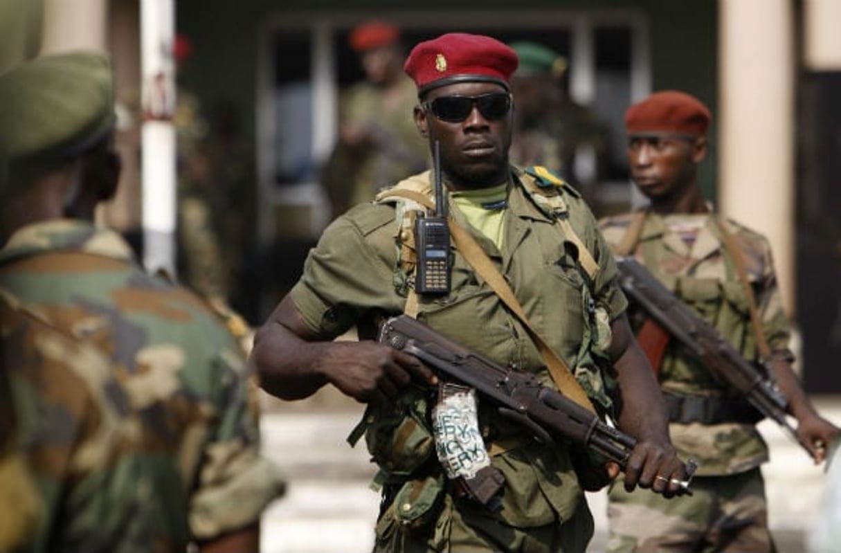 Des soldats guinéens montent la garde à Conakry en décembre 2009. © REBECCA BLACKWELL/AP/SIPA