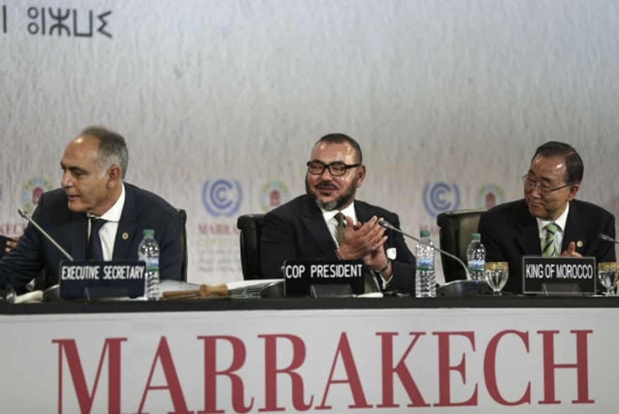 De gauche à droite : le ministre des Affaires étrangères marocain Salaheddine Mezouar, le roi du Maroc Mohammed VI et le Secrétaire général des Nations unies Ban Ki-moon, le 15 novembre 2016 lors de la session d’ouverture de la COP22. © Mosa’ab Elshamy/AP/SIPA
