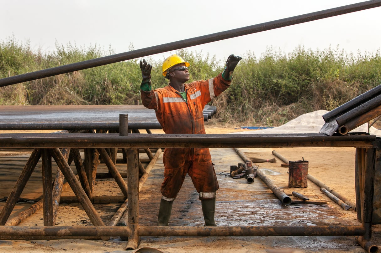 Une équipe du groupe pétrolier Perenco intervient sur un puit de pétrole défectueux près de Muanda, à l’extrème ouest de la République démocratique du Congo, le 28 juin 2016. © Gwenn Dubourthoumieu pour JA