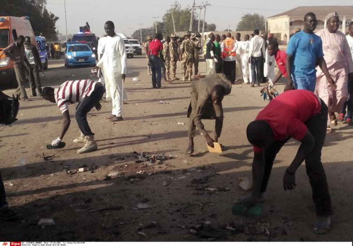 Les habitants de Maiduguri ramassent les débris causés par le double attentat perpétré le 29 octobre dernier dans cette ville, cible de Boko Haram. © Jossy Ola/AP/SIPA