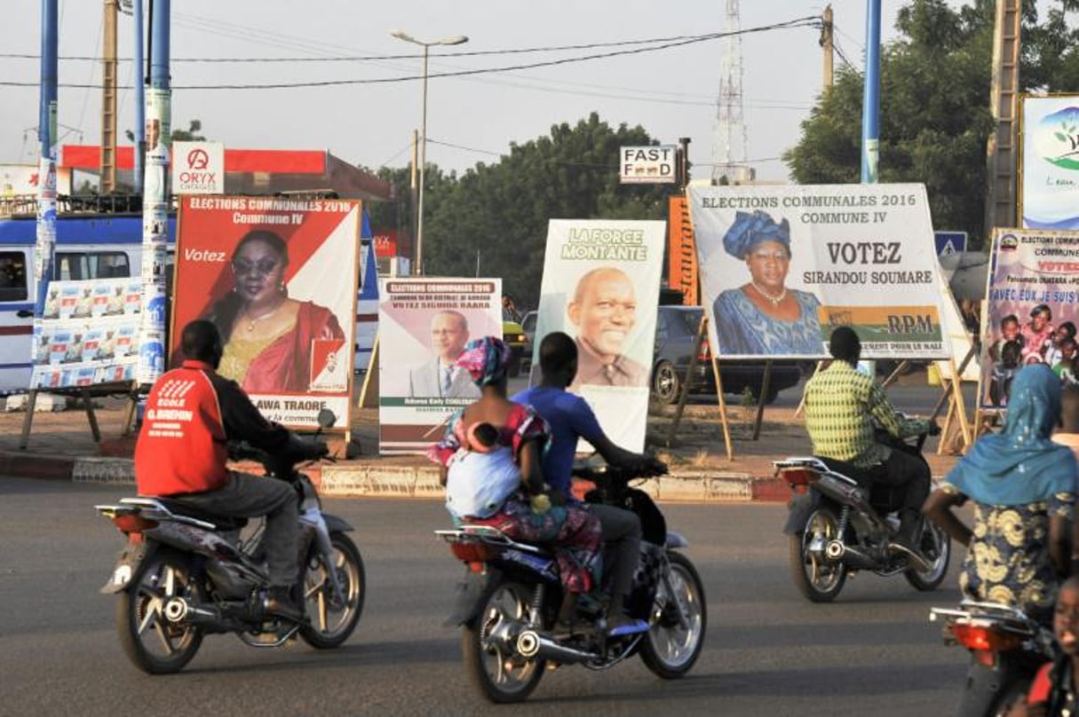 Des affiches des candidats aux élections municipales, le 18 novembre 2016 à Bamako. © Habibou Kouyate/AFP