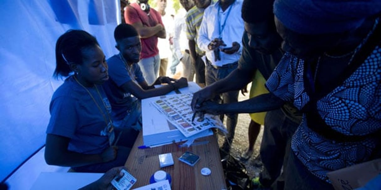 Des Haïtiens votent pour la présidentielle, le 20 novembre 2016 à Port-au-Prince. © Dieu Nalio Chery/AP/SIPA