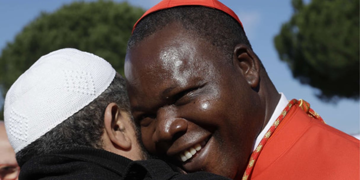 Le nouveau cardinal Dieudonne Nzapalainga dans les bras de  Sekekh Taib, vice-président de la Fédération des musulmans d’Italie, lors de son arrivée à la mosquée de Rome, le 22 novembre 2016. © Gregorio Borgia/AP/SIPA
