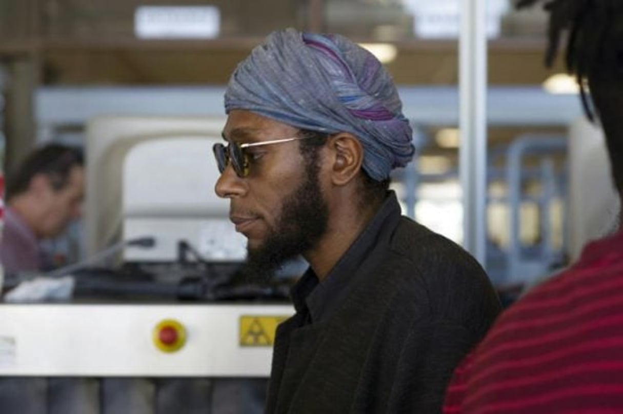 Le 8 mars 2016, au Cap, le rappeur américain Mos Def, de son vrai nom Dante Smith Bey, pénètre dans l’enceinte de la Cour de Justice de Bellville Magistrates pour être jugé pour infraction aux lois sud-africaines sur l’immigration. © Rodger BOSCH/AFP