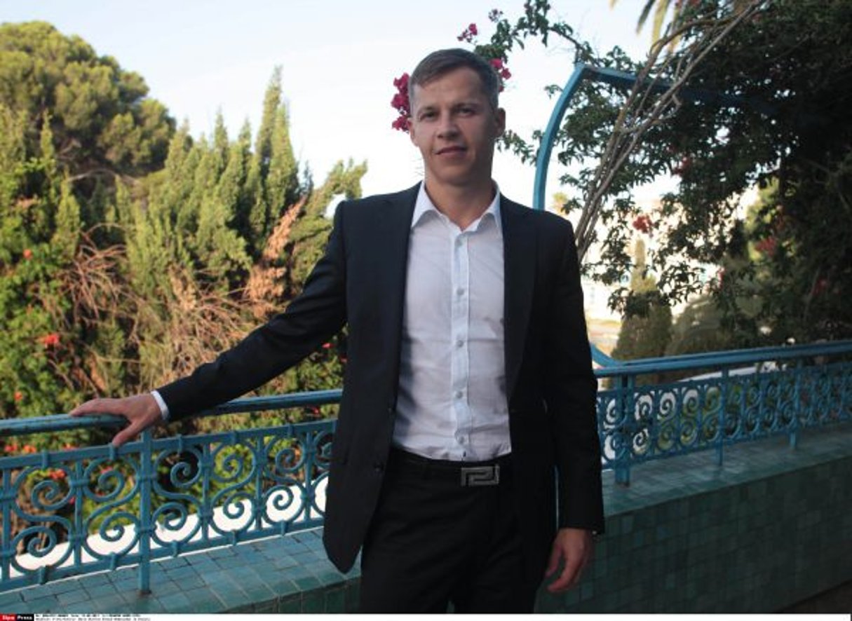 Boris Boillon pose dans les jardins de l’ambassade de France en Tunisie le 26 juillet 2012. © MOHAMED HAMMI/SIPA