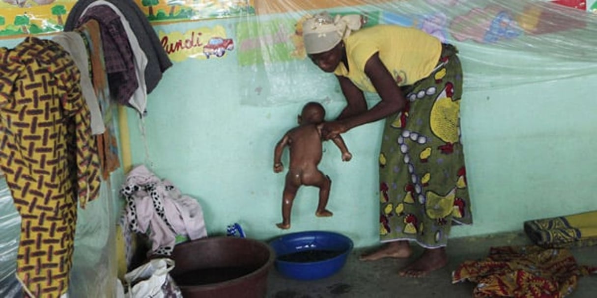 Une Ivoirienne et son enfant dans un centre social de Yopougon, à Abidjan, en 2011. © Rebecca Blackwell/AP/SIPA