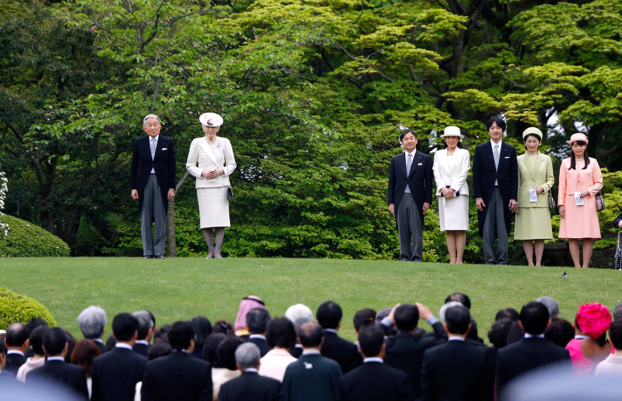 De g. à dr. : l’empereur Akihito et son épouse, Michiko ; le prince Naruhito et son épouse, Masako	; le prince Fumihito, son épouse, Kiko, et leur fille aînée, la princesse Mako, dans les jardins du palais, à Tokyo, le 27 avril. © Shizuo Kambayashi/AFP