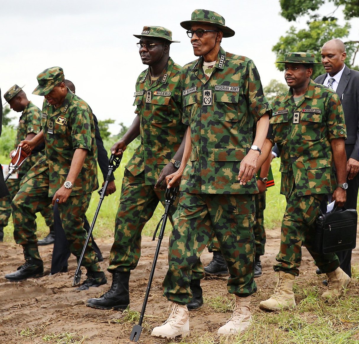 Le président (au premier plan) en compagnie d’officiers, lors de la célébration du Jour de l’armée nigériane, le 13 juillet à Dansadau, dans l’État de Zamfara (Nord-Ouest). © Yinka Adeparusi/Anadolu Agency/AFP