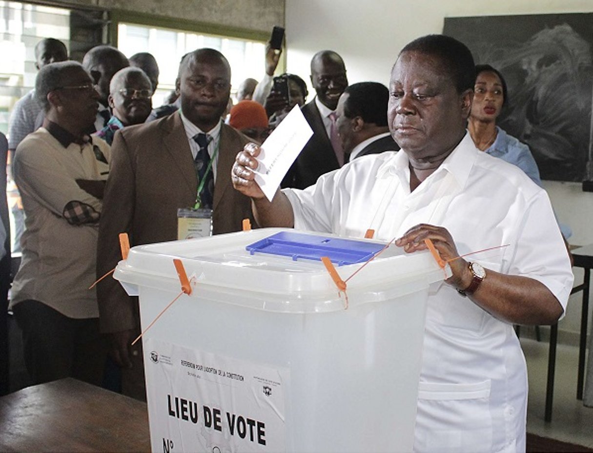 L’ancien Président Henri Konan Bedié vote lors du référendum sur la nouvelle Constitution, le 30 octobre 2016. © Diomande Ble Blonde/AP/SIPA