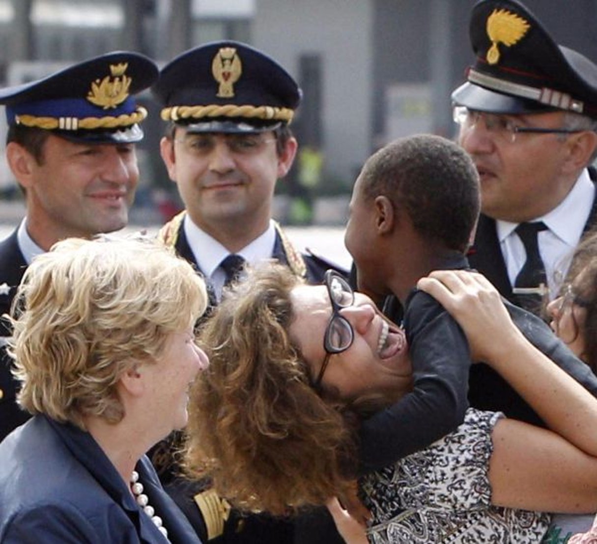 Une famille italienne retrouve son enfant adoptif venu de Kinshasa le 28 mai 2014 à Rome. © Riccardo De Luca/AP/SIPA