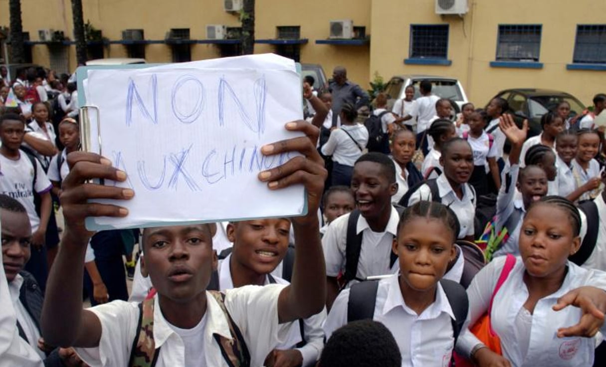 Des collégiens manifestent contre la cession d’un bout du terrain de sport de leur école à l’ambassade de Chine, le 28 novembre 2016 à Kinshasa. © Marc Jourdier/AFP