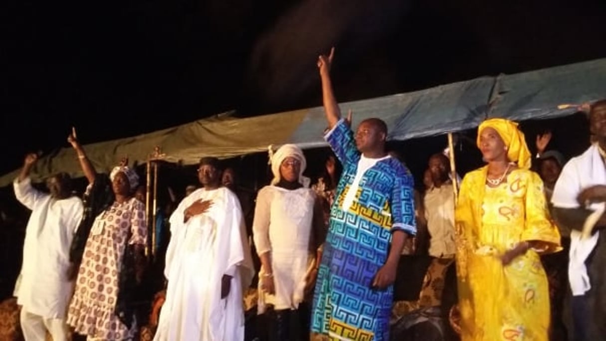 Adama Barrow (en bleu), candidat de la coalition de l’opposition, le 28 novembre à Bundung, près de Banjul. © Benjamin Roger/Jeune Afrique