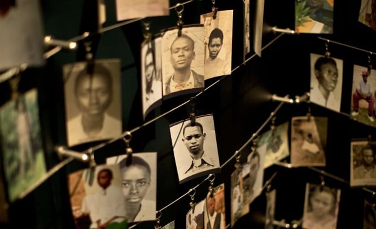Photos de victimes du génocide au Mémorial de Kigali. © Ben Curtis/AP/SIPA