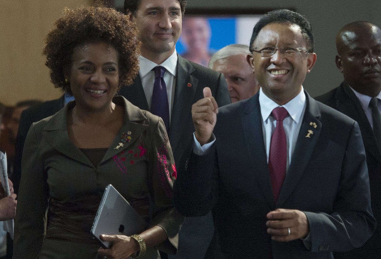 Le président de Madagascar Hery Rajaonarimampianina et Michaelle Jean, secrétaire générale de l’OIF, le 27 novembre 2016 à Antananarivo. © Adrian Wyld/AP/SIPA