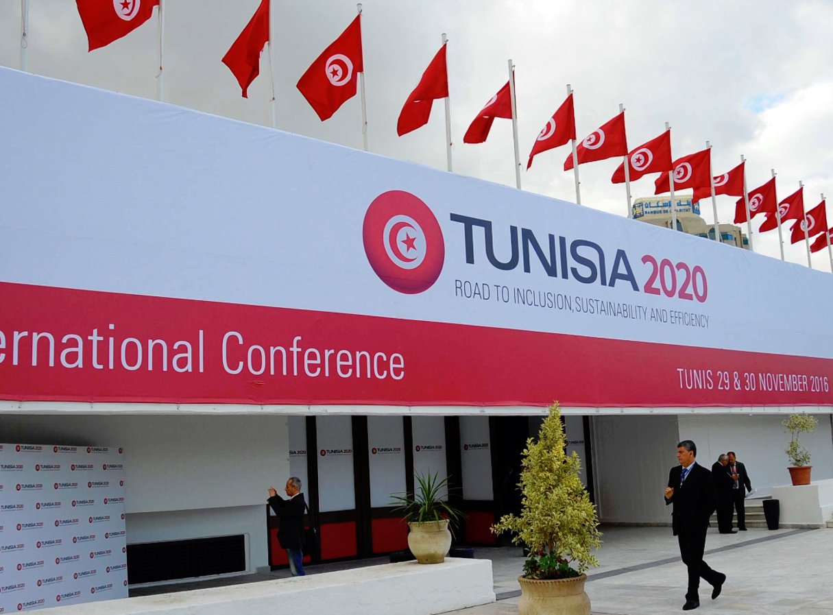 Devant le Palais de congrès de Tunis, où a eu lieu la conférence internationale sur l’investissement les 29 et 30 novembre 2016. © Hassene Dridi/AP/SIPA