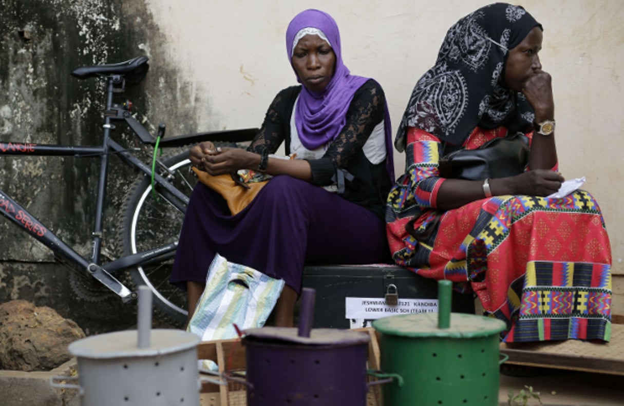 A Banjul, en Gambie, le 30 novembre 2016, peu avant que n’ouvrent les bureaux de vote pour l’élection présidentielle. © Jerome Delay/AP/SIPA