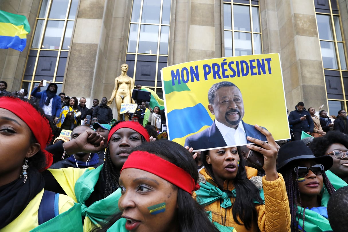 Partisans de Jean Ping, candidat malheureux à la magistrature suprême, sur l’esplanade du Trocadéro, à Paris, le 29 octobre. © FRANCOIS GUILLOT/AFP