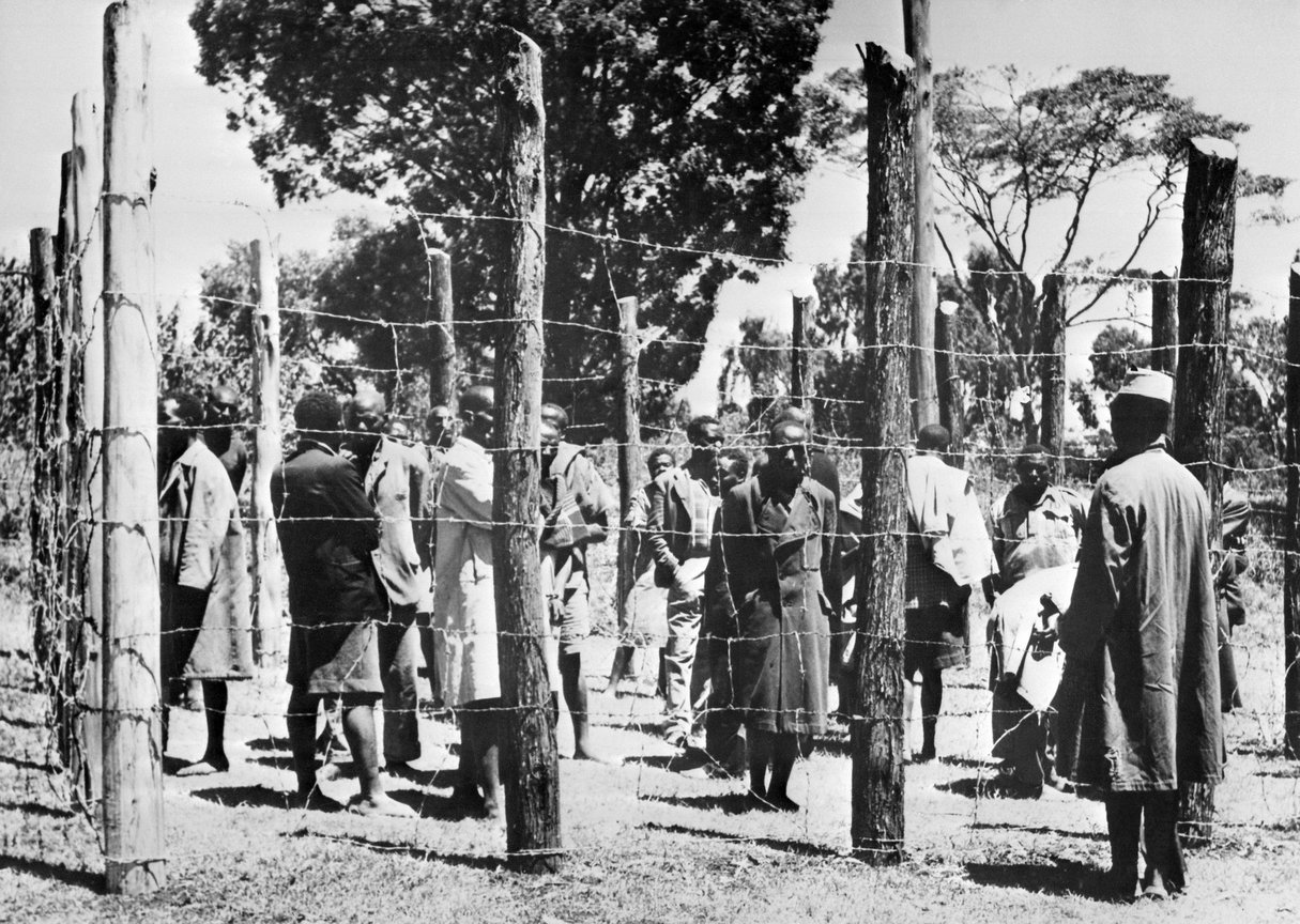 Des rebelles Mau-Mau enfermés dans une réserve kikuyue par les colons anglais en octobre 1952, au Kenya. © AFP