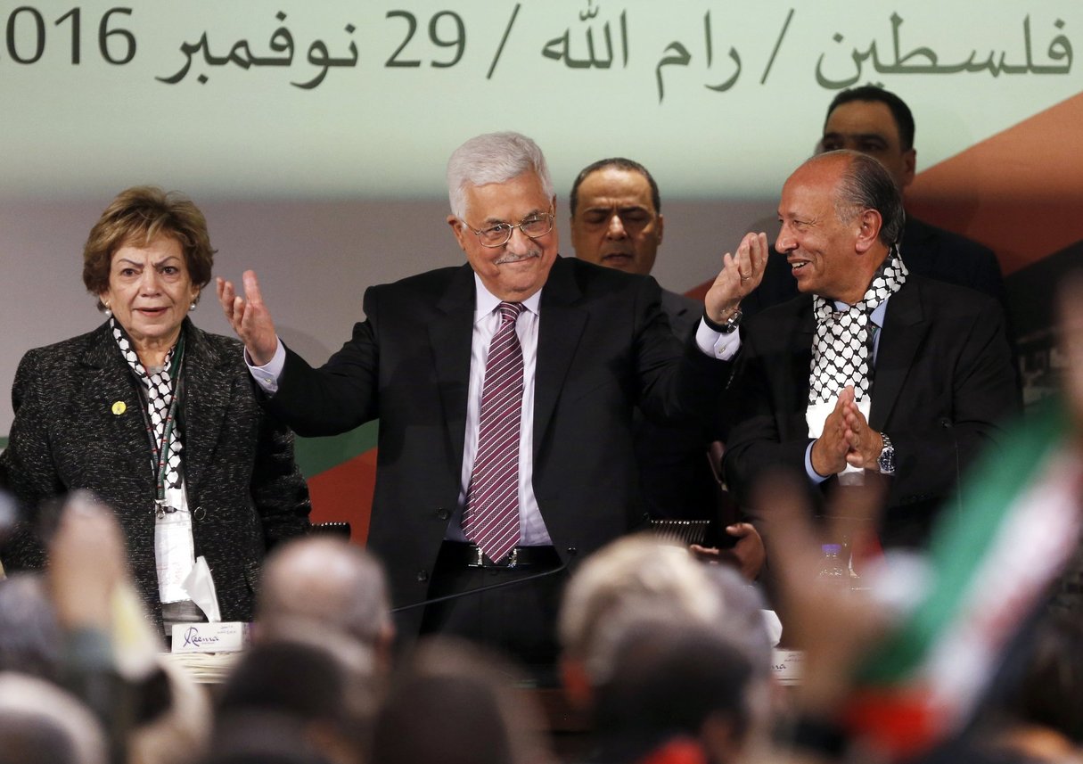 Mahmoud Abbas acclamé après son discours, au deuxième jour du congrès du Fatah, le 30 novembre 2016. © ABBAS MOMANI/AFP