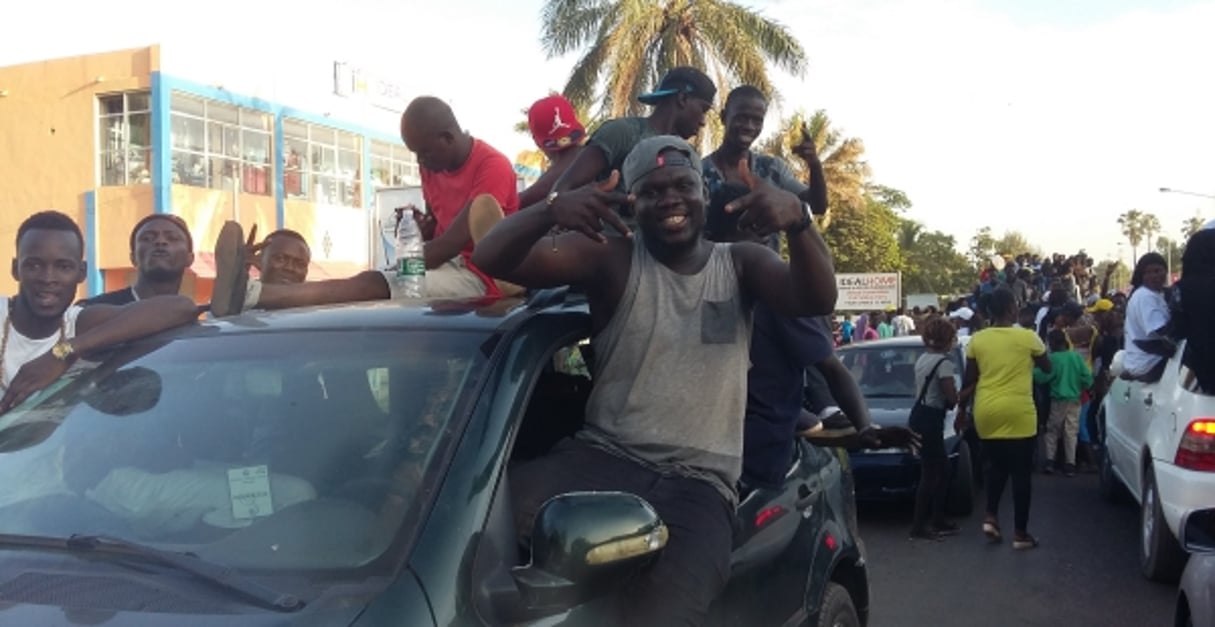 Scènes de liesse dans les rues de Banjul, le 2 décembre 2016, après l’annonce de la défaite de Yahya Jammeh à la présidentielle. © Benjamin Roger/Jeune Afrique