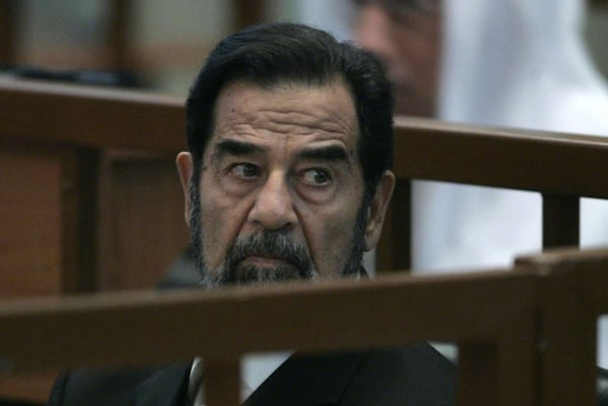 Saddam Hussein durant son procès à Bagdad en 2006. © ERIK DE CASTRO/AP/SIPA