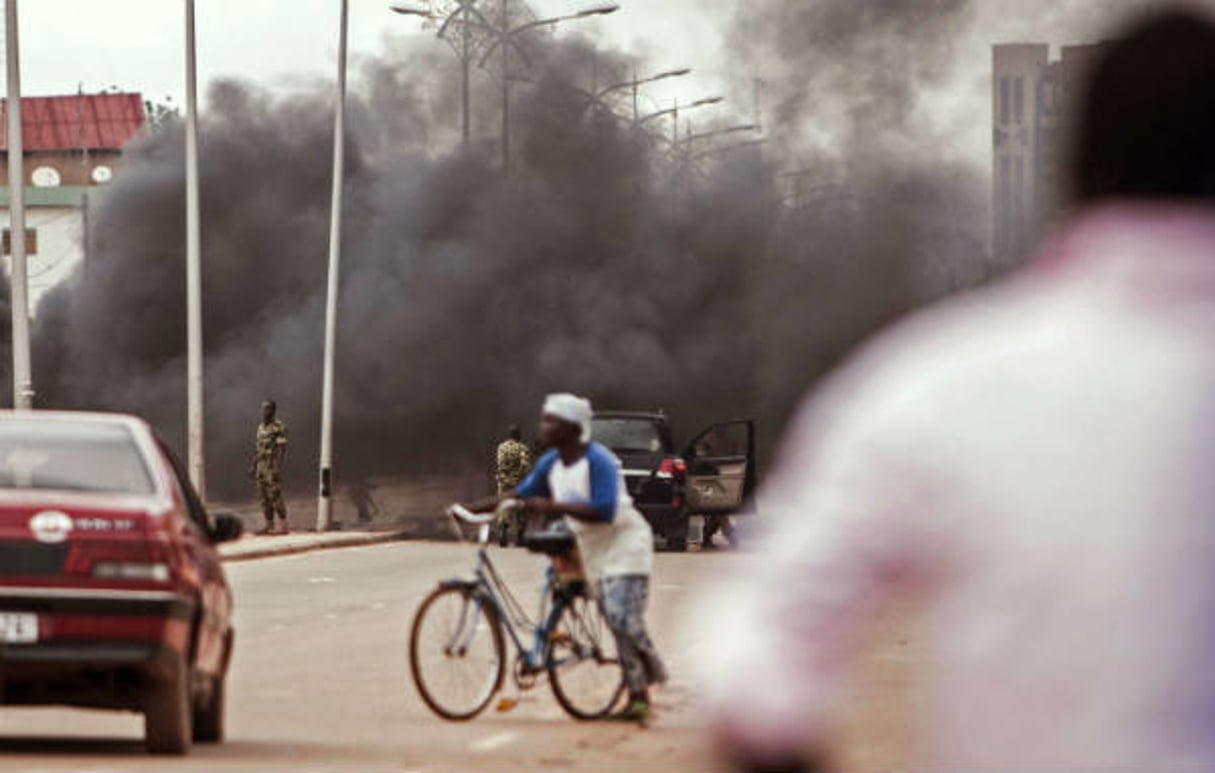 Scène de rue à Ouagadougou pendant le coup d’État au Burkina Faso, le 18 septembre 2015. © Theo Renaut/AP/SIPA