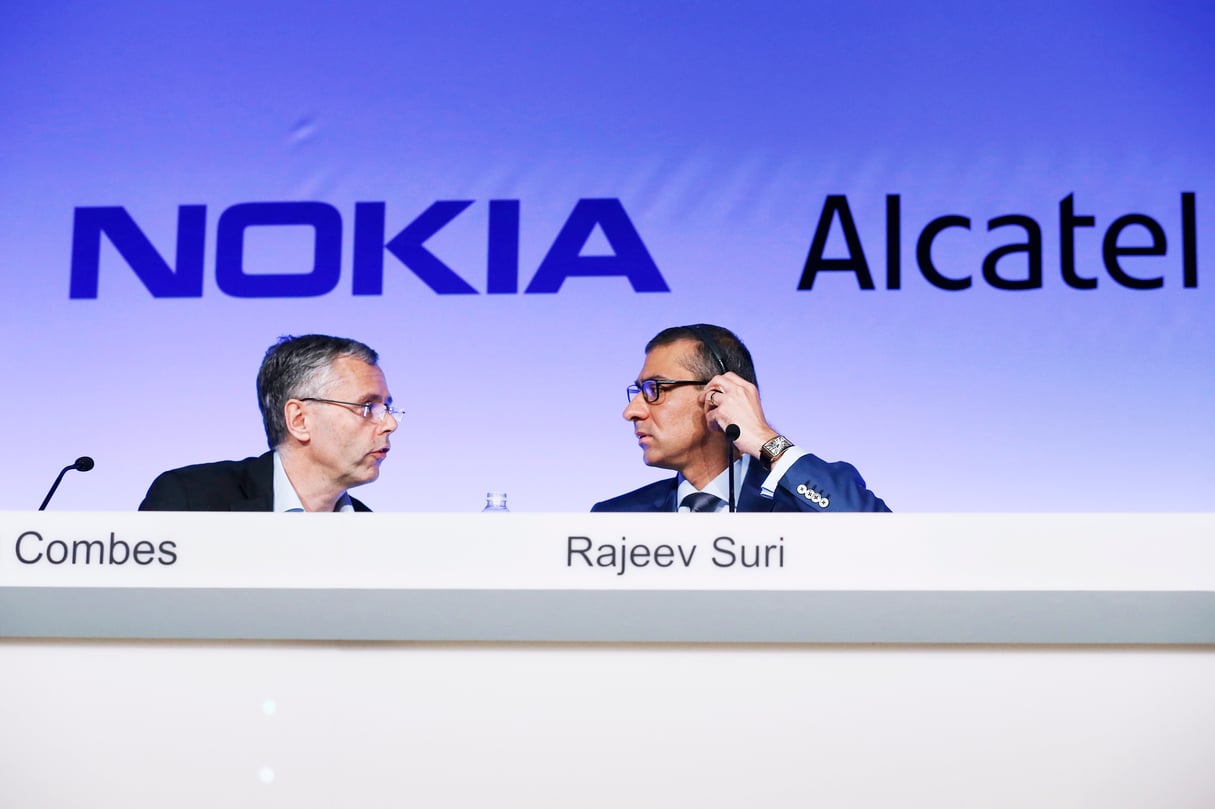 Michel Combes, ancien DG d’Alcatel, 
et Rajeev Suri, patron 
de Nokia, lors de l’annonce 
de la fusion, 
à Paris, 
en avril 2015. © Thomas Samson / AFP