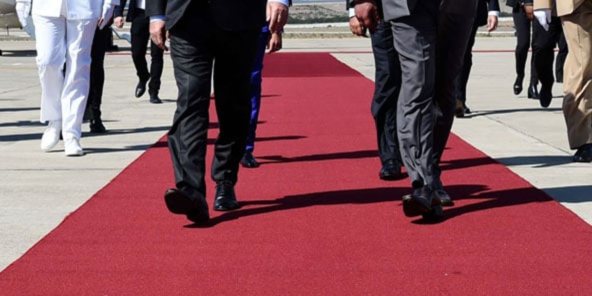 François Hollande et Mohammed VI à l’aéroport de Tanger, en 2015. © Alain Jocard/AP/SIPA