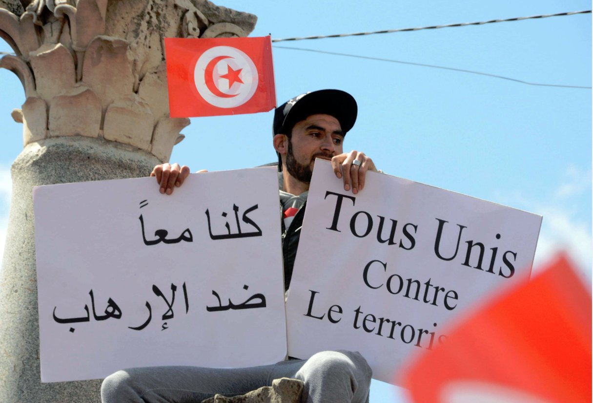 Un Tunisien lors d’une manifestation anti-terrorisme à Tunis, le 29 mars 2015. © Hichem Jouini/AP/SIPA