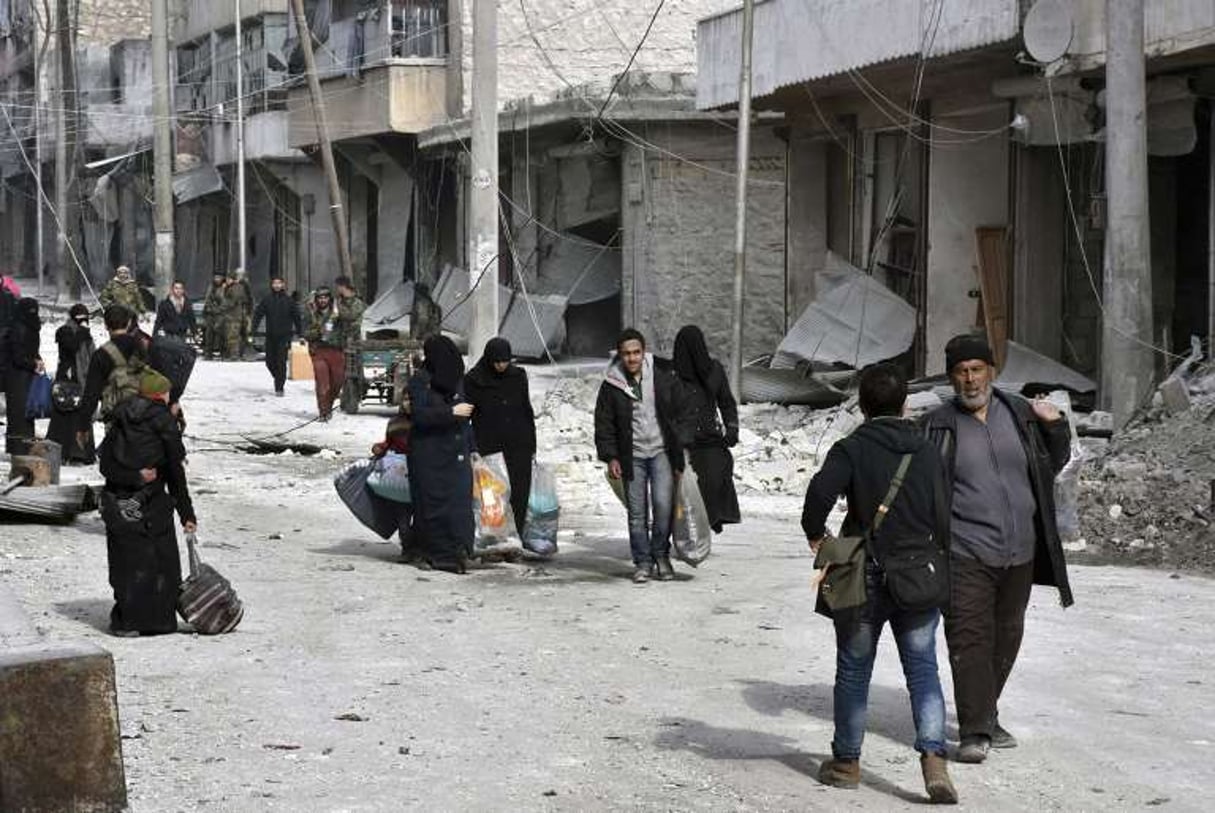 Des habitants d’Alep fuient les quartiers est, tenus par les rebelles avant l’offensive des forces pro-Assad, le 12 décembre 2016. © AP/SIPA
