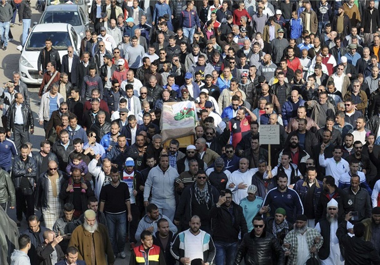 L’impressionnant cortège lors des funérailles du journaliste algérien Mohamed Tamalt, le 12 décembre à Ager. © Sidali Djarboub/AP/SIPA