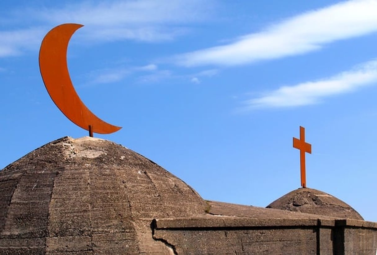 Quand le croissant musulman côtoie la croix chrétienne… © Wilhei/Pixabay