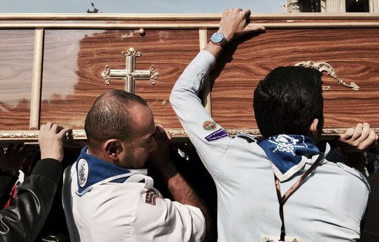 Des hommes portent le cercueil d’une des victimes décédées dans l’attentat contre une église copte du Caire, le 12 décembre. © Nariman El-Mofty/AP/SIPA