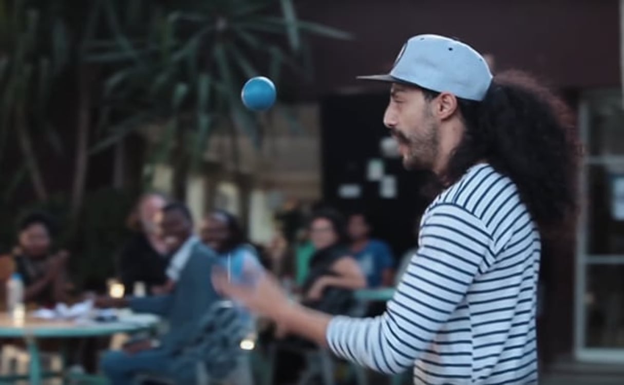 Un jongleur de rue au Maroc. Extrait de la vidéo de campagne de l’association Racines pour « le libre accès de l’espace public par les citoyens ». © Capture d’écran / Association Racines / Youtube