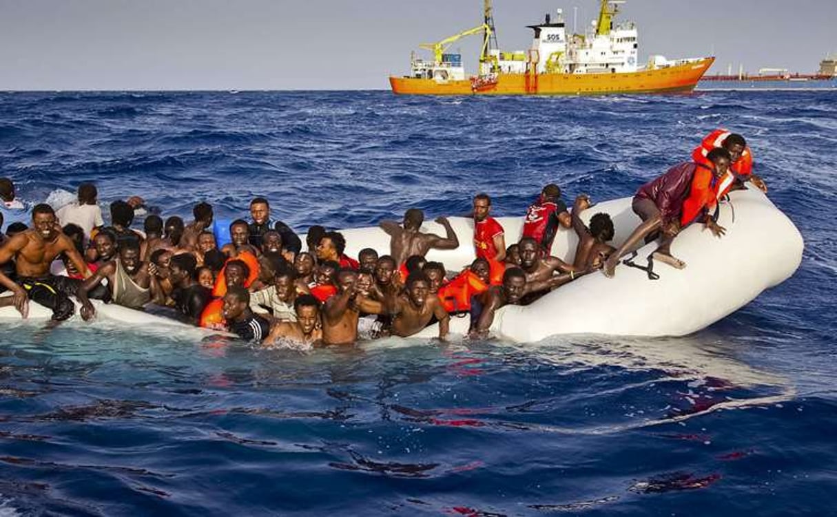 Des migrants en train de traverser la Méditerranée appellent à l’aide, le 17 avril 2016. © Patrick Bar/AP/SIPA