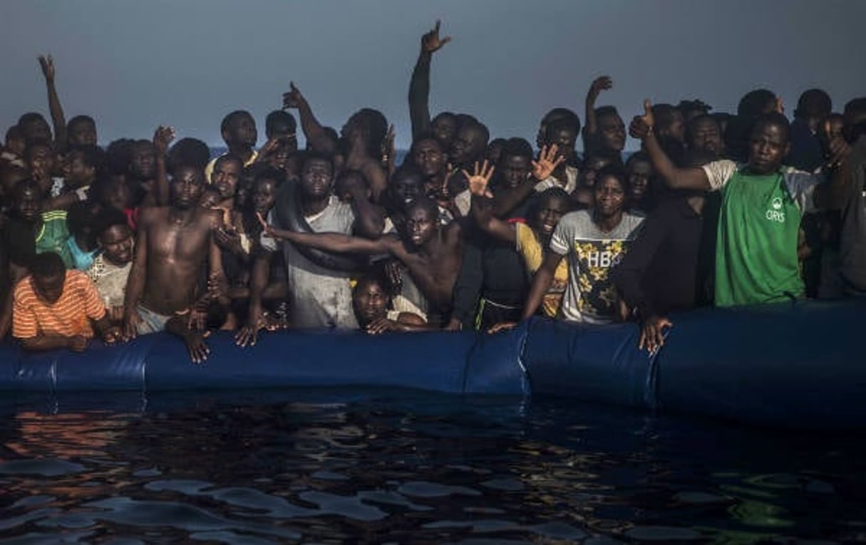 Des migrants africains sur une embarcation  de fortune au large de la Libye, le 10 septembre 2016. © Santi Palacios/AP/SIPA