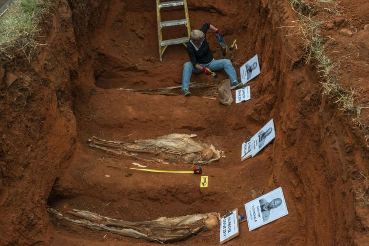 Exhumation de prisonniers politiques exécutés à Pretoria, en Afrique du Sud, le 14 décembre 2016. © AFP