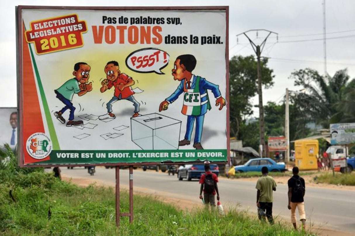 Une affiche de la Commission électorale indépendante, dans les rues d’Abidjan, le 17 décembre 2016. © AFP