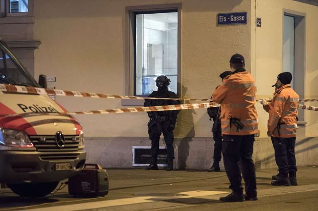 La police suisse sécurise les alentours d’un centre de prière musulman, à Zurich, le 19 décembre 2016. © Ennio Leanza/AP/SIPA