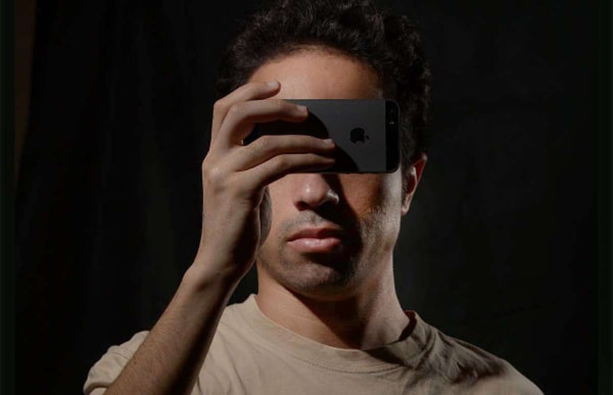 Un activiste égyptien photographié avec son smartphone. Image issue d’une campagne adressée au président égyptien, et intitulée « Avez-vous peur de nos caméras ? », mai 2016. © UGC/AP/SIPA