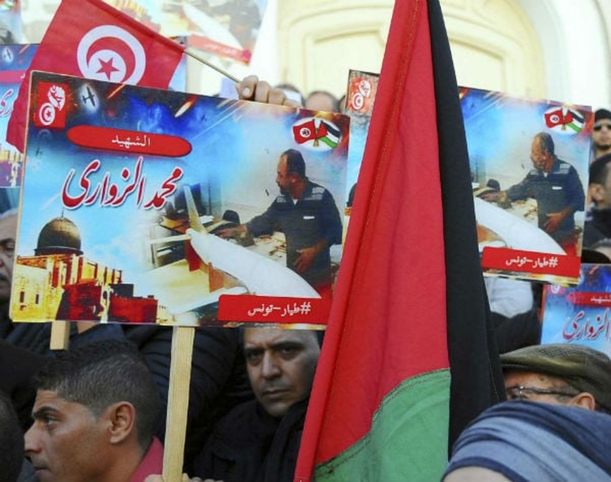 Des Tunisiens manifestent le 20  décembre 2016 pour protester contre l’assassinat de Mohamed Zouari, Tunisien en charge du programme de développement des drones au sein de l’organisation palestinienne Hamas, selon cette dernière. © Hassene Dridi/AP/SIPA