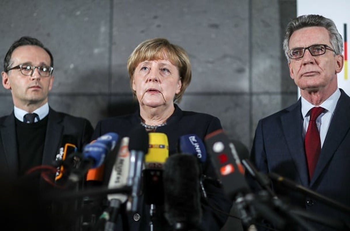 La chancelière Angela Merkel aux côtés du ministre allemand de l’Intérieur et du ministre de la Défense le 22 décembre 2016. © Michael Kappeler/AP/SIPA
