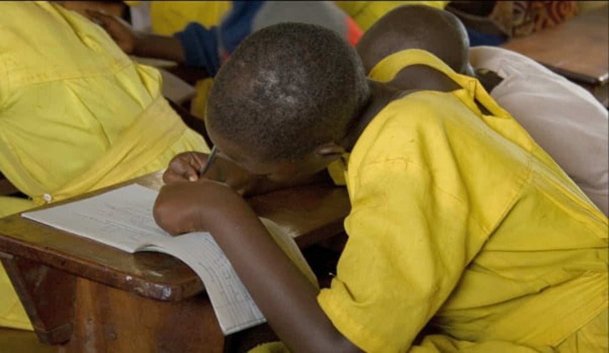 Une fillette écrit sur un cahier pendant la classe, en Ouganda, en avril 2008. © Matt Lucht/CC/Flickr
