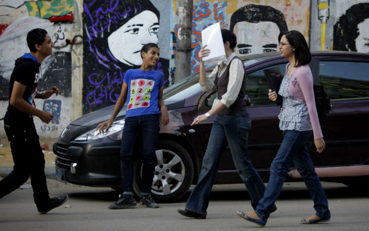 Deux égyptiennes suivies par deux jeunes hommes près de la place Tahrir le 9 mai 2013. © Amr Nabil/AP/SIPA