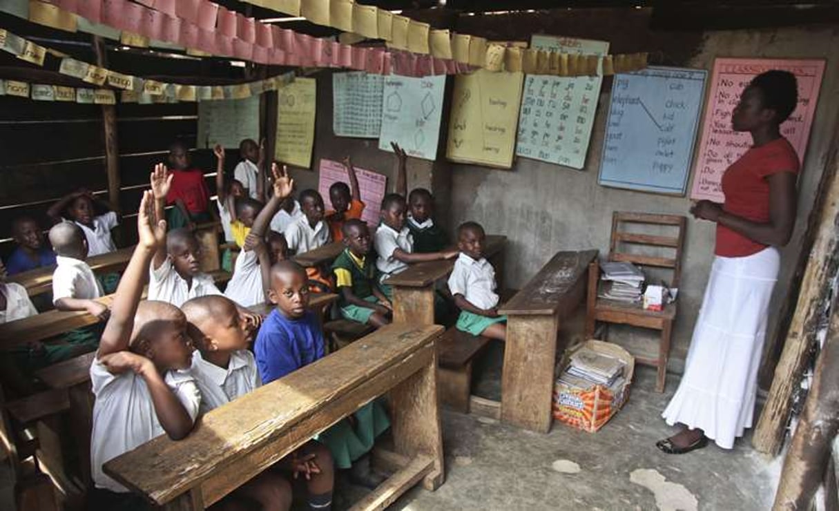 Une classe de l’école primaire de Kibuye, dans le bidonville de Katwe, à Kampala, le 14 octobre 2016. © Stephen Wandera/AP/SIPA