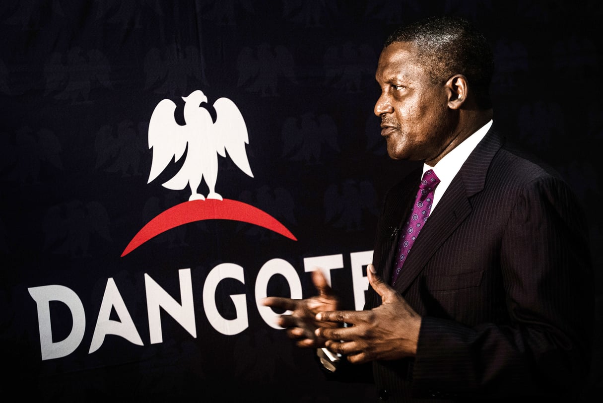 Le milliardaire Aliko Dangote, chief executive officer of Dangote Group, gestures after signing a factory construction contract with Sinoma International Engineering Co. Ltd. in Lagos, Nigeria, on Wednesday, Aug. 26, 2015. Dangote Cement, controlled by Africas richest man, Aliko Dangote, is seeking to grow sales and protect market share in Nigeria, while rapidly expanding elsewhere in sub-Saharan Africa. Photographer: Tom Saater/Bloomberg via Getty Images &copy; Tom Saater/Bloomberg via Getty Images