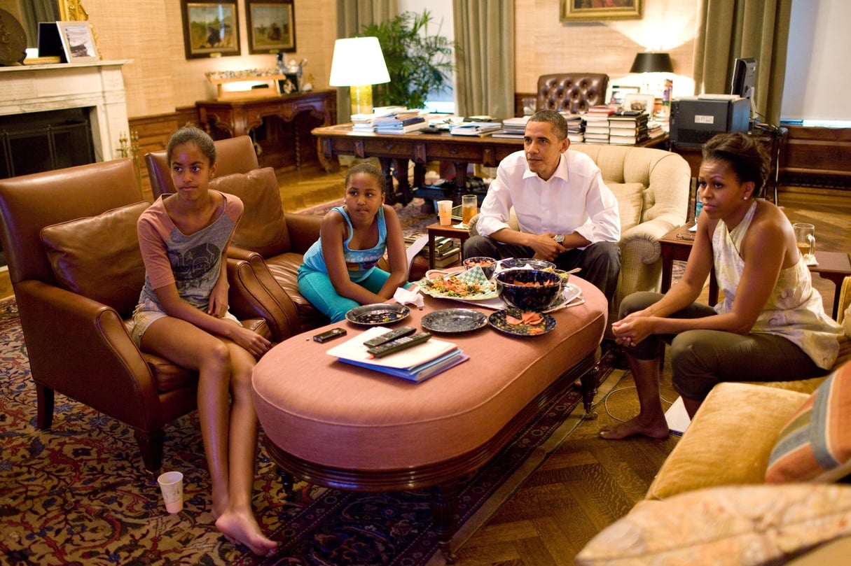 La famille Obama regardant un match de football, à la Maison-Blanche,le 17 juillet 2011. © Pete Souza/The White House